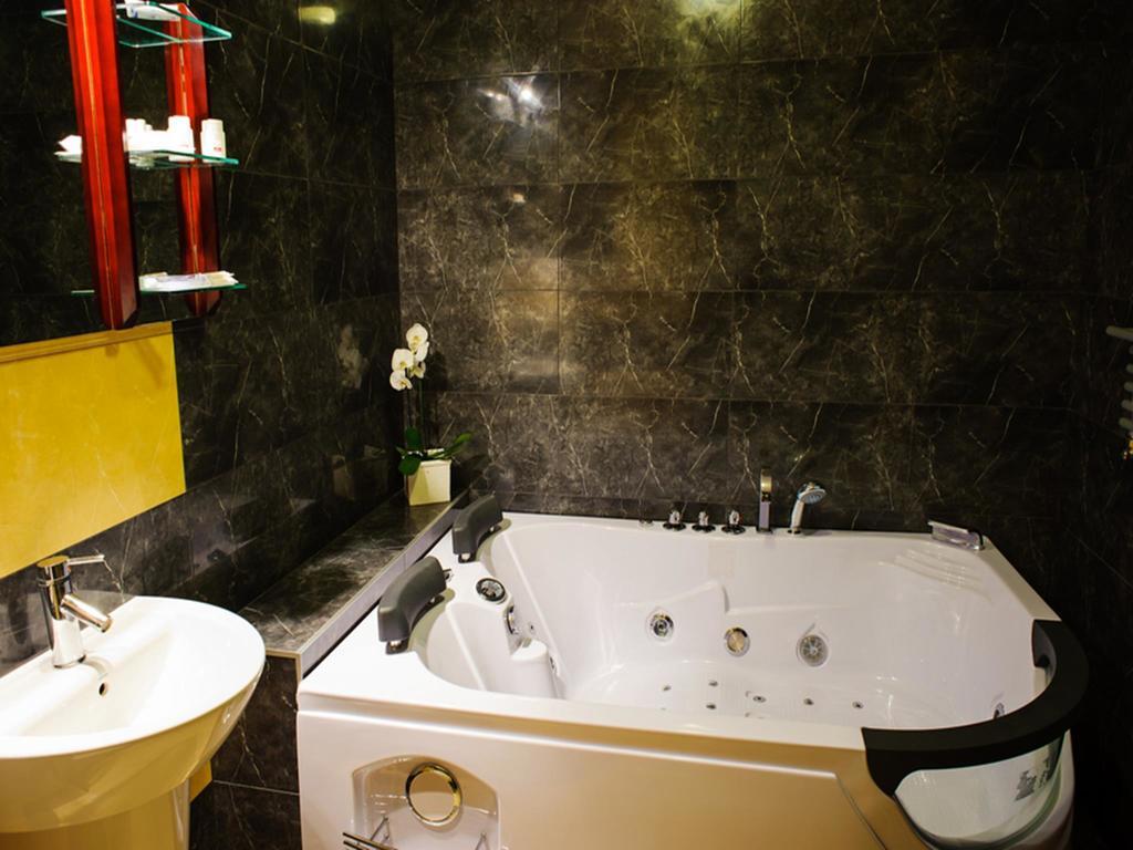 Hotel Sevilla Rawa Mazowiecka Esterno foto